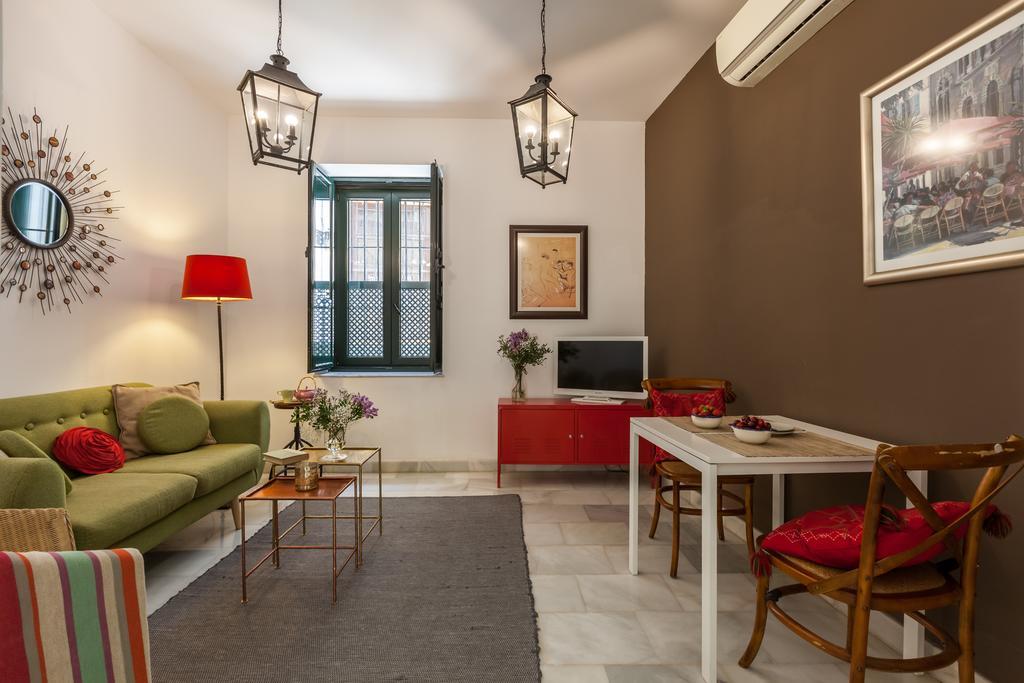 Apartamentos Mariscal Seville Exterior photo