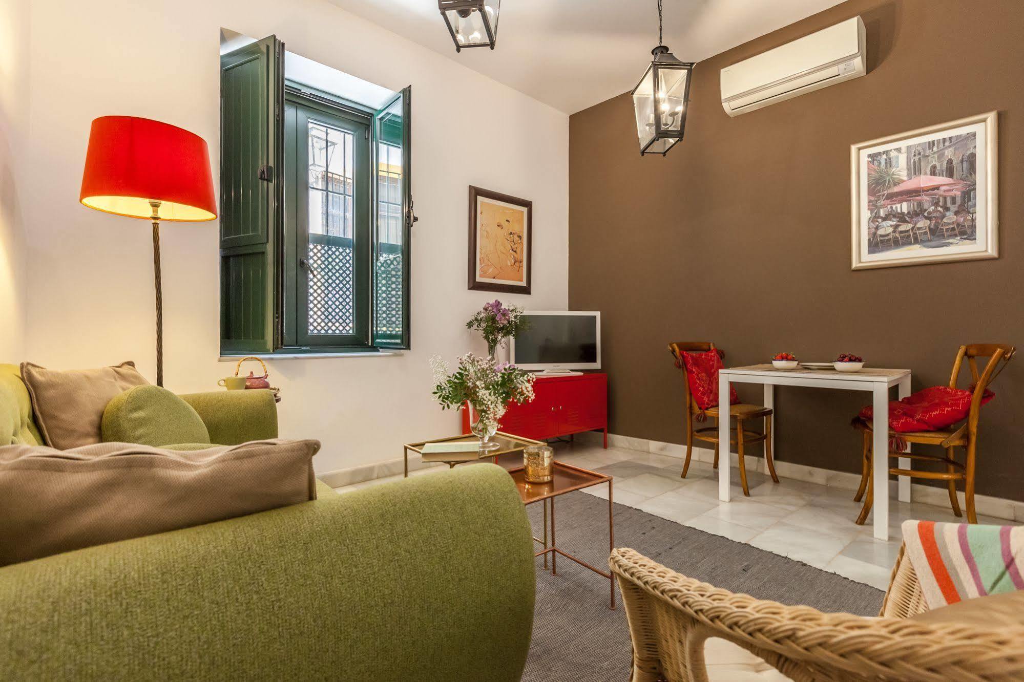 Apartamentos Mariscal Seville Exterior photo