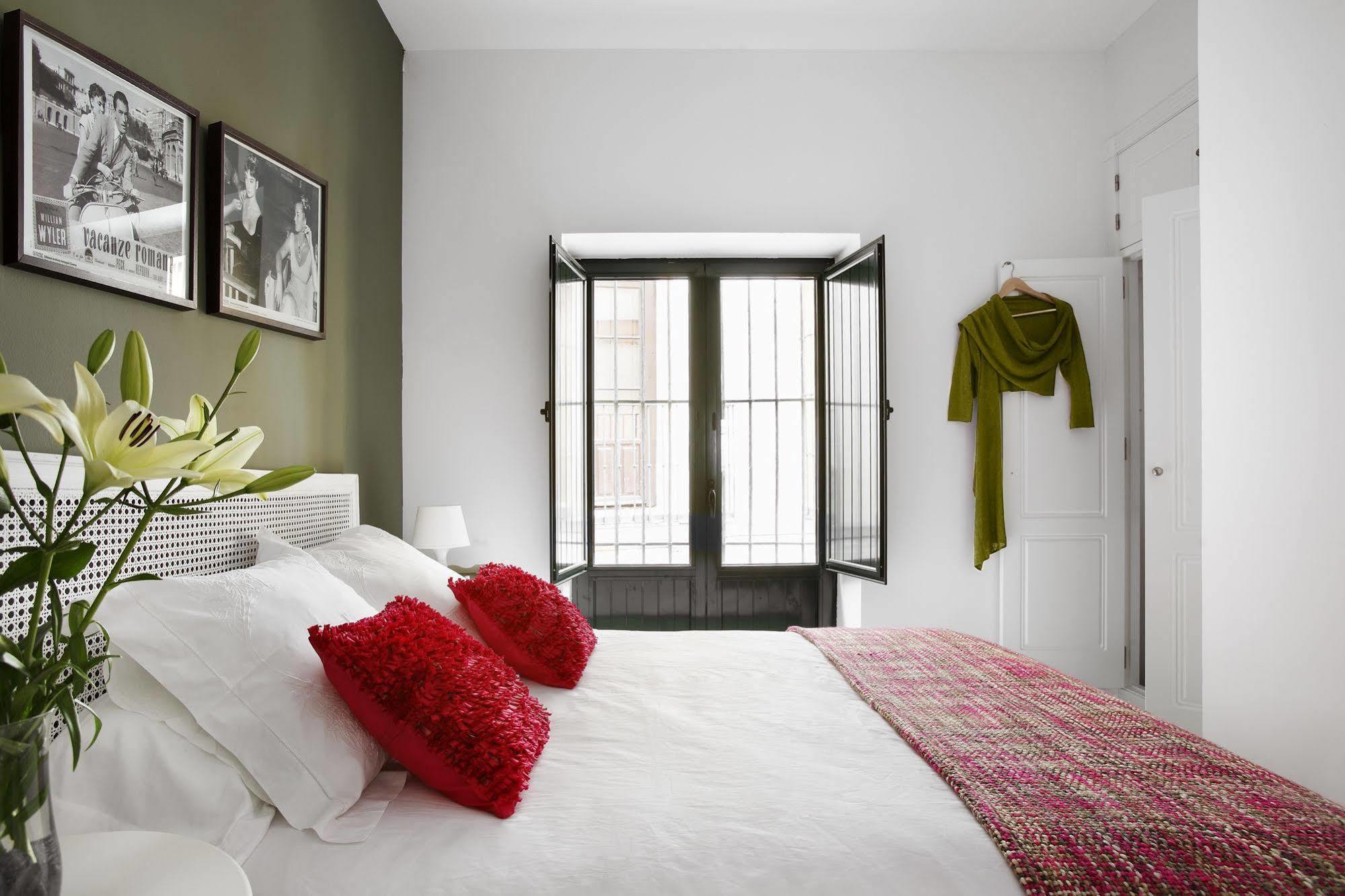 Apartamentos Mariscal Seville Exterior photo